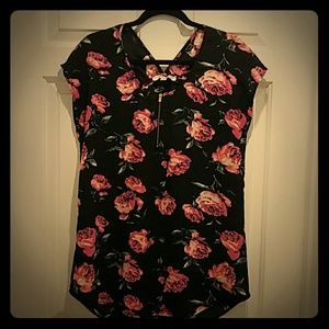 Short sleeve floral top